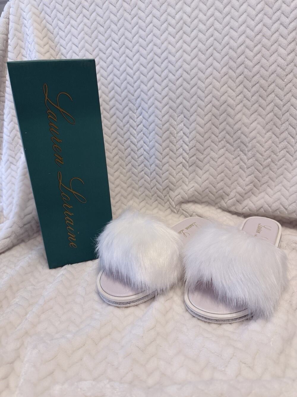 Lauren Lorraine Fluffy Slippers Womens White Faux Fur Size 6 Bridal Wedding Spa